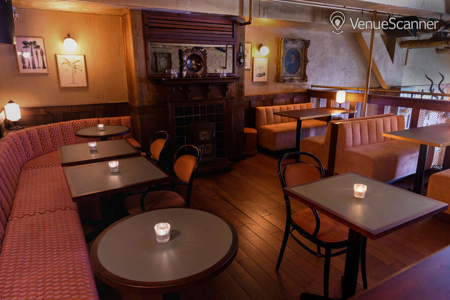The Breakfast Club Canary Wharf, The Breakfast Pub: Mezzanine