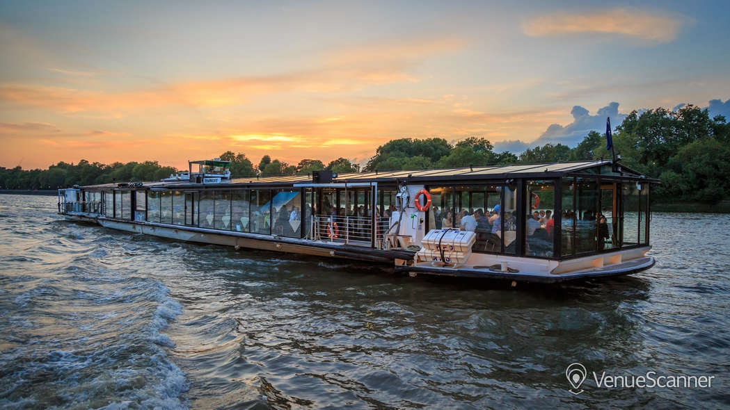 Hire Bateaux: The Glass Room Boat  5