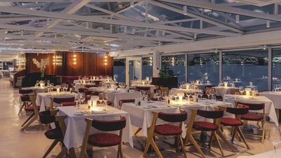 Bateaux: The Glass Room Boat , The Main Room 
