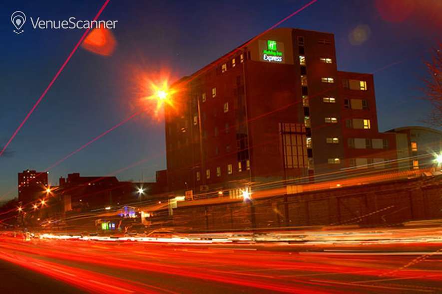 Hire Holiday Inn Express Limehouse 8