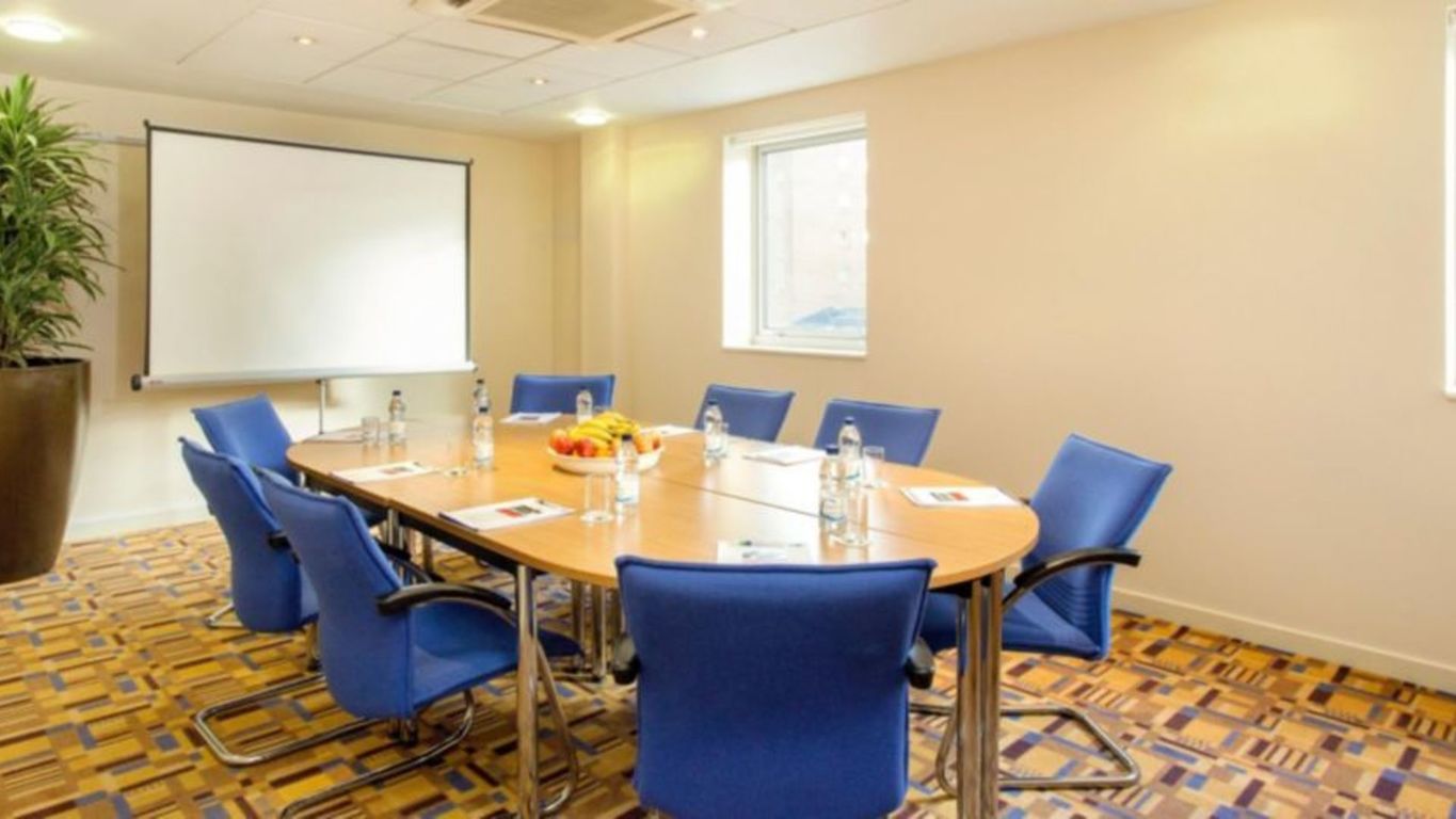 Hire Holiday Inn Express Limehouse 3