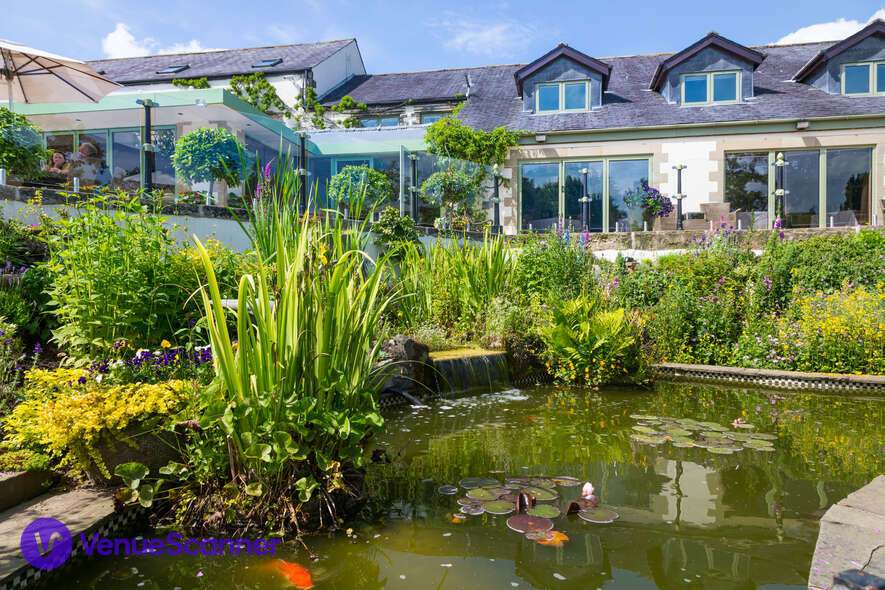 Hire Gibbon Bridge Hotel 12