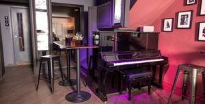 Club 16 Soho, Piano Bar