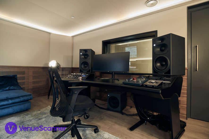 Hire Qube East - Bar & Recording Studios 18