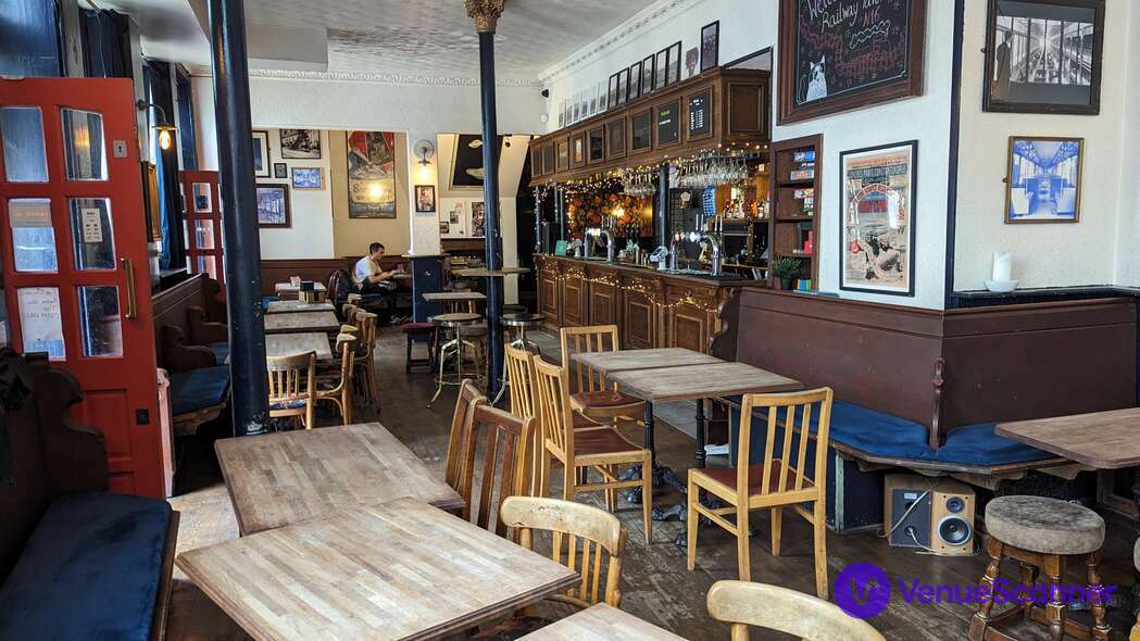 Railway Tavern N16, Full Venue